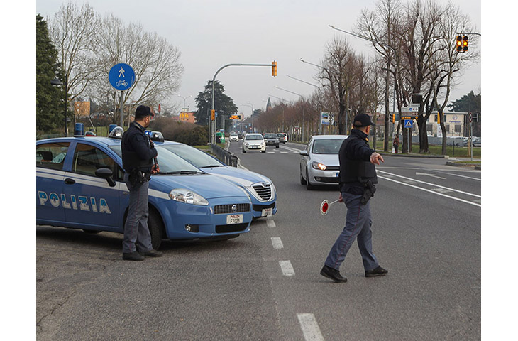 Denunciato Un Imolese Di Anni Con Il Vizio Di Gettare I Sassi Contro